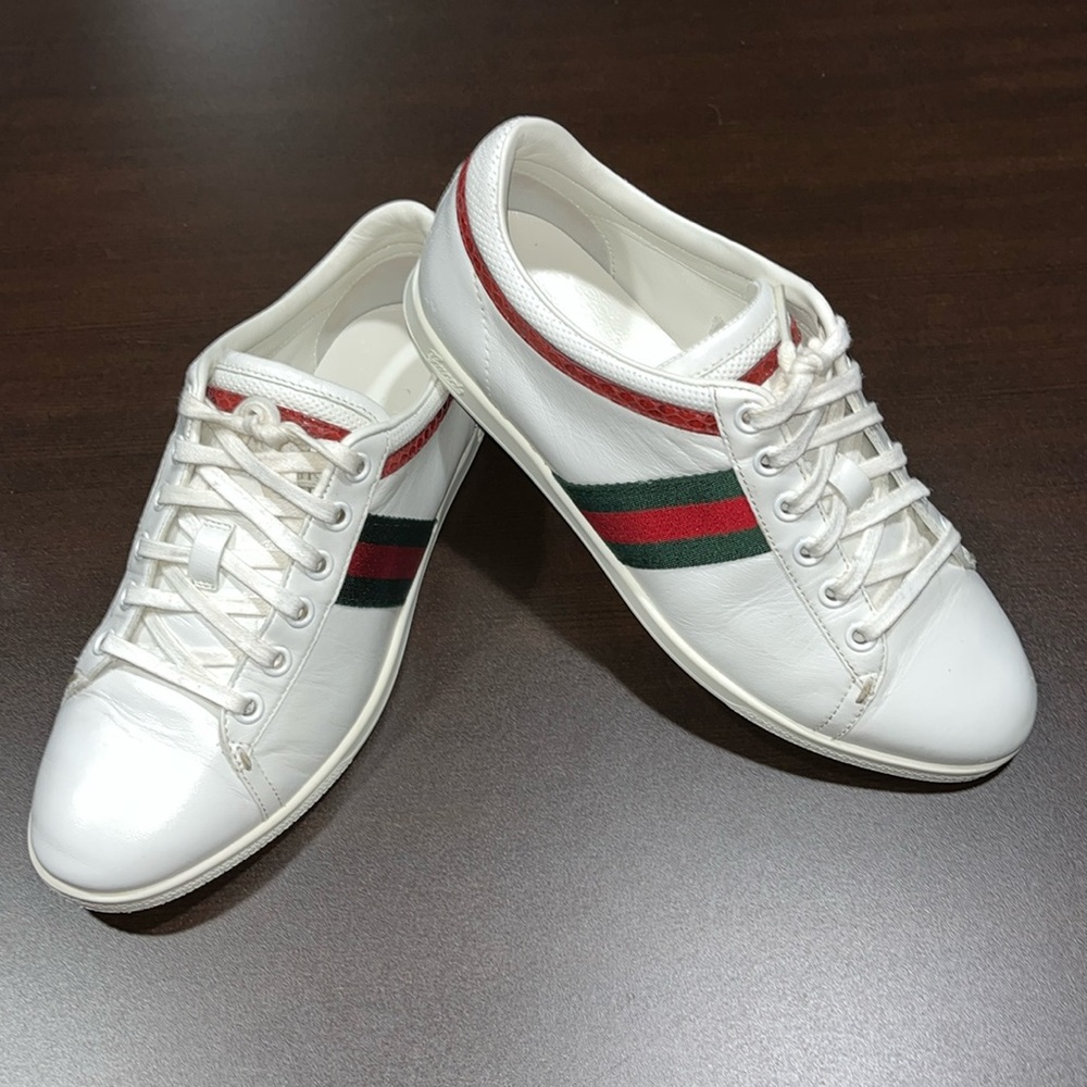 Gucci Women’s Moorea White Leather Sneakers W/Red and Green Stripes. Size US6.